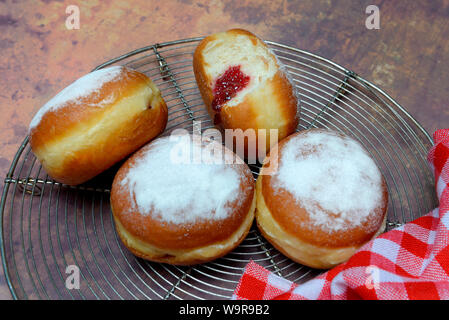 Berliner Pfannkuchen, angebissen Stockfoto