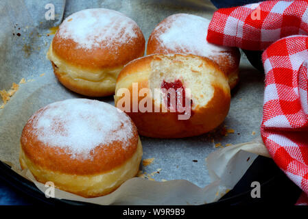 Berliner Pfannkuchen, angebissen Stockfoto