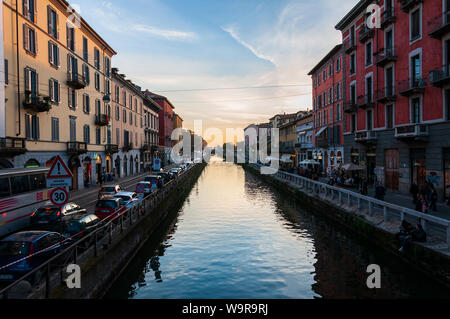 Mailand, Italien - 13 April 2013: Touristen wandern auf dem Naviglio Grande in Mailand im Sunset, Italien Stockfoto