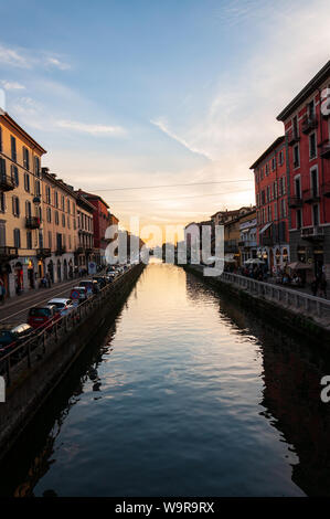 Mailand, Italien - 13 April 2013: Touristen wandern auf dem Naviglio Grande in Mailand im Sunset, Italien Stockfoto