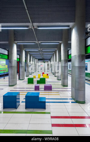 Mailand, Italien, 13. April 2013: Die farbigen Kai von der grünen Linie 2 U-Bahnhof Porta Garibaldi, Mailand Stockfoto