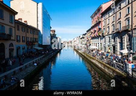 Mailand, Italien - 13 April 2013: Touristen wandern auf dem Naviglio Grande in Mailand an einem sonnigen Tag, Italien Stockfoto