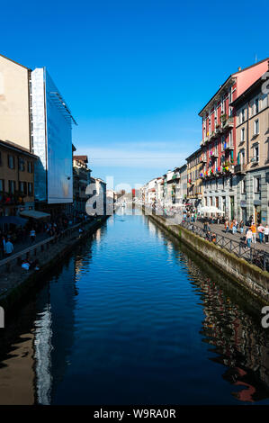 Mailand, Italien - 13 April 2013: Touristen wandern auf dem Naviglio Grande in Mailand an einem sonnigen Tag, Italien Stockfoto