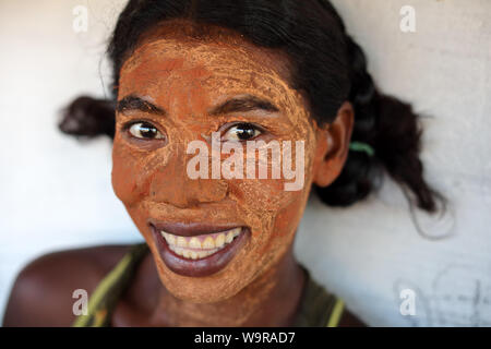 Frau mit Gesichtsmaske in Anakao, Madagaskar. Aufgrund einer politischen Krise in Madagaskar gehört zu den ärmsten Ländern der Welt Stockfoto