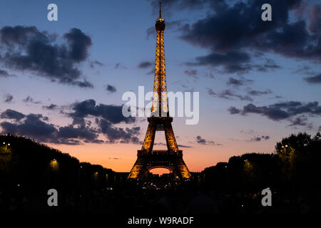 Der Eiffelturm in Paris, Frankreich ist beleuchtet, wie es jede Nacht ist. Stockfoto