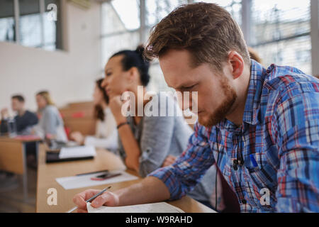 Multinationale Gruppe von Studenten in einem Hörsaal Stockfoto