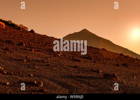 Vulkan Teide, Teneriffa, Spanien. Querformat bei Sonnenuntergang surreale Bild eines roten Wüste Gelände wie der Mars Oberfläche. Bergpanorama im Golden Hou Stockfoto