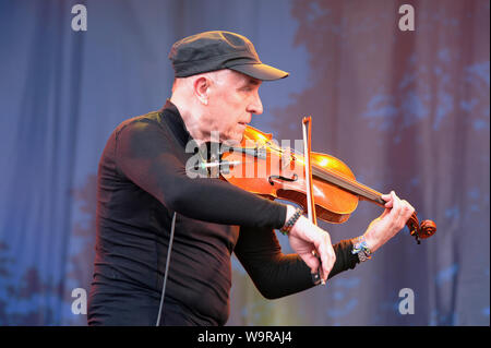 England, Oxfordshire, Cropredy, Geoff Richardson von Caravan spielen Geige auf dem Festival. Stockfoto