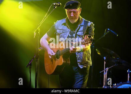 England, Oxfordshire, Cropredy, Richard Thompson Gitarre spielen auf dem Festival. Stockfoto