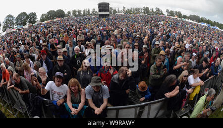 England, Oxfordshire, Cropredy, Panoramablick von der Masse auf dem Festival. Stockfoto