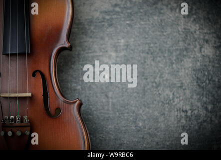 Vintage Violine auf konkreten Hintergrund Stockfoto