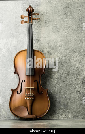 Vintage Violine auf konkreten Hintergrund Stockfoto