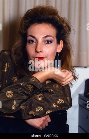 Ute Lemper, deutsche Musicaldarstellerin, Chansonsängerin und Plant, Deutschland 1988. Deutsche musical Schauspielerin und chansonsängerin Ute Lemper, Deutschland 1988. Stockfoto