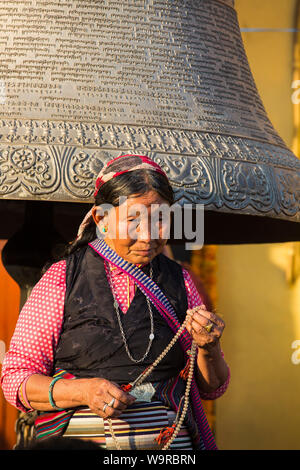 Kathamdu, Nepal - November 02,2017: Porträt eines alten tibetischen Frauen in traditioneller Kleidung mit einem Gebet Kette in der Hand. Stockfoto