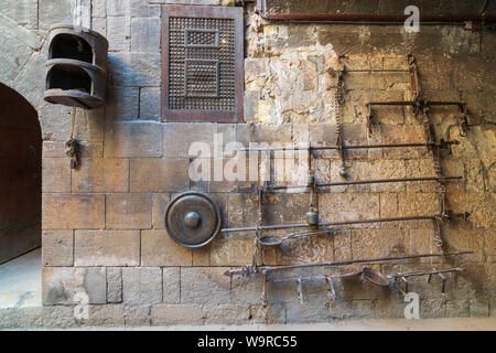 Alte Kupfer Skala befindet sich im Innenhof der Bayt el Kredlea, weiss auch als Gayer Anderson House, neben der Moschee von Ahmad ibn Tulun Stockfoto