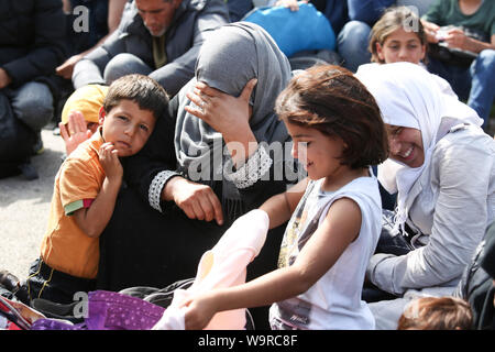 Bregana, Slowenien - 20. September 2015: Syrische Frauen mit Kindern an der slowenischen Grenze mit Kroatien. Die Migranten warten die Behörden Stockfoto