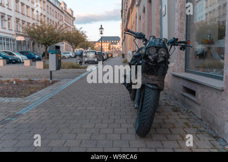 CHEMNITZ, Deutschland - 14 August 2019 Die alten, rostigen Motorrad auf der Straße Festlegung auf ein Haus. Stockfoto