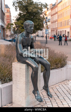 CHEMNITZ, Deutschland - 14 August 2019 eine Statue in Brühl mit einem Bier, lustig. Stockfoto