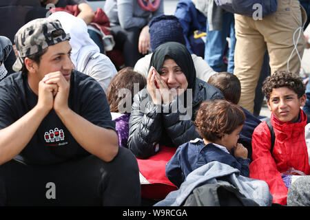 Bregana, Slowenien - 20. September 2015: syrische Flüchtlinge an der slowenischen Grenze mit Kroatien. Die Migranten warten auf die Behörden zu öffnen. Stockfoto