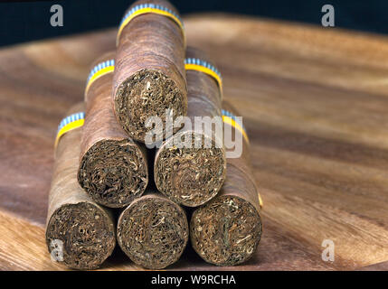 Gerollte Zigarren aus einem Tabak Stockfoto