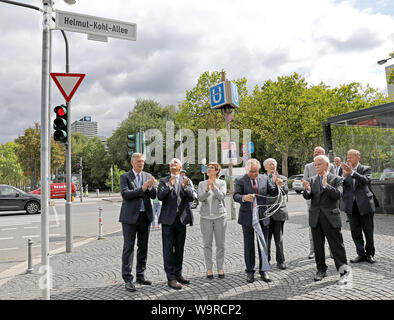 15. August 2019, Nordrhein-Westfalen, Bonn: Annegret Kramp-Karrenbauer (3. von links), CDU-Bundesvorsitzende, steht mit Ashok-Alexander Sridharan (CDU, 2. von links), Bürgermeister der Stadt Bonn, und mit ehemaligen Mitarbeitern der Kohl unter dem Straßenschild der Helmut-Kohl-Allee. Der Rat der Stadt Bonn hat beschlossen, einen Teil der Bundesstraße 9 zwischen Genscherallee und Helmut-Schmidt-Platz nach dem ehemaligen Bundeskanzler Dr. Helmut Kohl. Foto: Oliver Berg/dpa Stockfoto