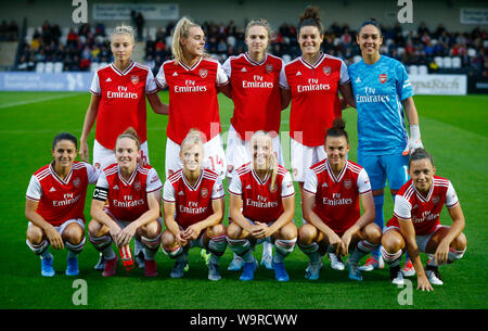 Boreham Wood, Großbritannien. 14 Aug, 2019. Portsmouth, England - 14. August: Arsenal für ein Team Gruppenfoto Hintere Reihe darstellen: - Lea Williamson, Jill Roord, Vivianne Miedema, Jennifer Beattie und Manuela Zinsberger von Arsenal. Vordere Reihe: - Danielle van de Donk, Kim Little, Leonie Maier, Beth Mead, Katrine Veje und Katie McCabe von Arsenal. während der Vorsaison Freundschaftsspiel zwischen Arsenal und Barcelona Frauen an der Wiese Park am 14. August 2019 in Peterborough, England. Credit: Aktion Foto Sport/Alamy leben Nachrichten Stockfoto