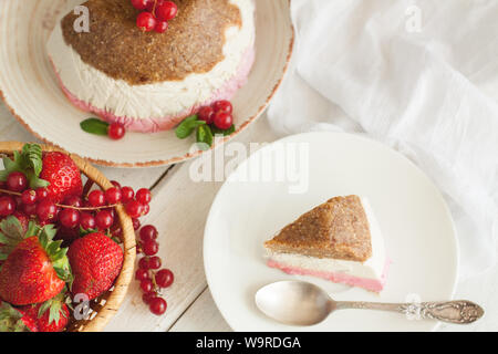 Keine bake strawberry Cheesecake mit frischen Beeren auf weißem Holz- Oberfläche Stockfoto