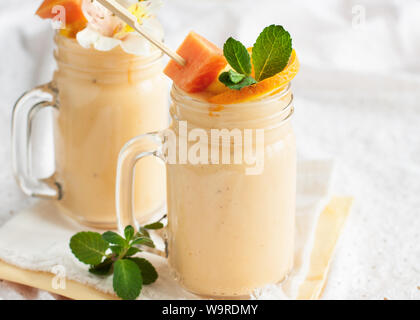 Hausgemachten Smoothie mit tropischen Früchte: Mango, Banane, Ananas, Papaya in Glas Marmeladenglas. Gesund saftig Vitamin drink Stockfoto