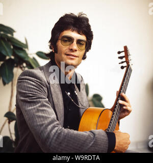 Peter Horton, auch Peter Horten (geboren als Peter Müller in Österreich), Sänger, Gitarrist, Komponist, Deutschland, 1970er. Peter Horton aka Peter Horten (wie Peter Müller in Österreich geboren), Sänger, Komponist, Gitarrist, Deutschland, 1970er Jahre. Stockfoto