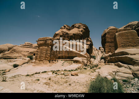 Blick von der Straße zum Kloster in Petra in Jordanien. Berge, blauer Himmel Stockfoto