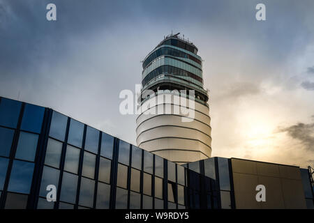 Flughafen Tower in Wien in einem bewölkten Abend. Flüge management Air Control Gebäude- und Passagier Terminal mit Wolken im Himmel. Moderne bui Stockfoto