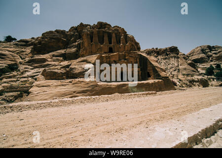 Blick von der Straße zum Kloster in Petra in Jordanien. Berge, blauer Himmel Stockfoto