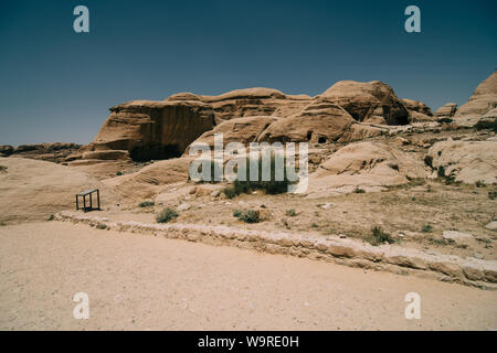 Blick von der Straße zum Kloster in Petra in Jordanien. Berge, blauer Himmel Stockfoto