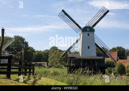 Historische Windmühle im Sommer bei Freilichtmuseum Arnhem, Niederlande Stockfoto