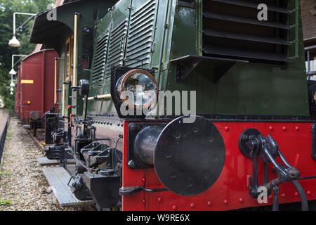 Historische Diesellok mit Güterwagen hinter im Freilichtmuseum Arnhem, Niederlande Stockfoto