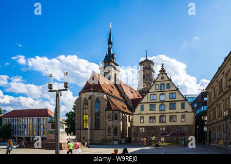 Stuttgart, Deutschland, 14. August 2019, schöne Stiftskirche, Stiftskirche Gebäude in der Innenstadt von schillerplatz gepflasterten Platz, eine mittelalterliche Bauen Stockfoto