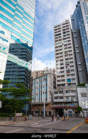 Hongkong - Juli 10, 2017: Vertikale street view Foto im Central District von Hong Kong City genommen. Gewöhnliche Menschen gehen auf die Straße Stockfoto