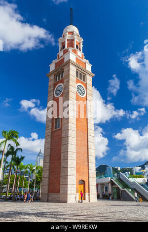 Hongkong - Juli 13, 2017: Touristen zu Fuß in der Nähe der Clock Tower von Hong Kong. Dieses Wahrzeichen befindet sich am südlichen Ufer von Tsim Sha Tsui, Kowloon Stockfoto