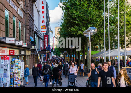 Stuttgart, Deutschland, 14. August 2019, überfüllten Königstraße Shopping Boulevard in der Innenstadt Innenstadt, wo unzählige Menschen neben Geschäften entfernt, Res Stockfoto