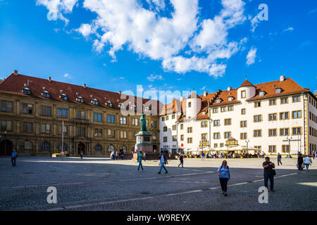 Stuttgart, Deutschland, 14. August 2019, berühmten Denkmal von Friedrich Schiller am Schillerplatz gepflasterten Platz, der von historischen Gebäude der Altstadt umgeben Stockfoto