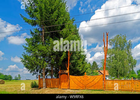 Europa, Ungarn, Ungarn, Magyarország, HU, Westtransdanubien, Szalafő, Alsószer, Örség, Wächterregion, Eingang, Bäume des Lebens", Szaloföi temetö, Fr Stockfoto