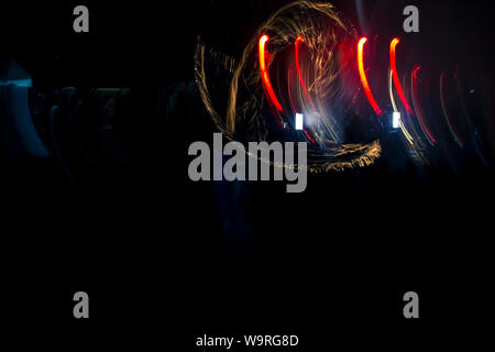 Bewegung verwischt Night Shot mit Fackeln eines Feuers esser Jongleur. Hintergrund ist dunkel und verschwommen, nur Feuer ist deutlich sichtbar. Stockfoto