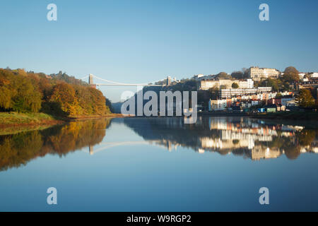 Clifton Suspension Bridge und Hotwells in den Fluss Avon wider. Bristol. UK. Stockfoto