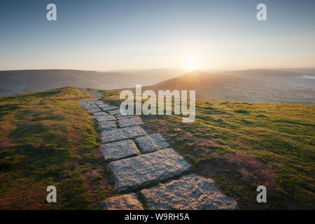 Wanderweg von Mam Tor Hill verlieren. Sunrise. Peak District National Park. Derbyshire. UK. Stockfoto