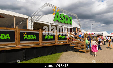 Landwirtschaftliche zeigen Besucher in zu große temporäre Asda Convenience Shop (durch den Handel steht im Retail Bereich) - Große Yorkshire zeigen, Harrogate, UK. Stockfoto