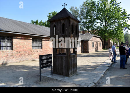 Auschwitz/Poland-June 3, 2019: ein Blick auf einen kleinen Control Tower in einer der wichtigsten Straßen der Konzentrationslager in Polen Stockfoto