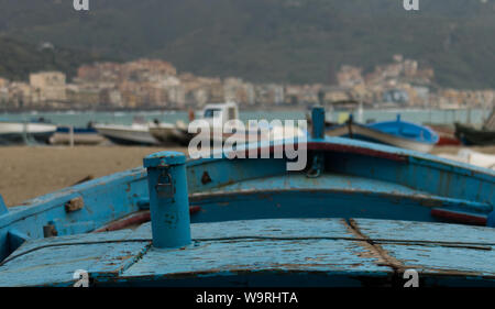 Altes Boot liegen auf einem Strand in Sizilien Stockfoto