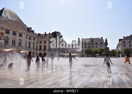 Cooling off in Place du Martroi, Orleans, Frankreich, Juli 2019 Stockfoto