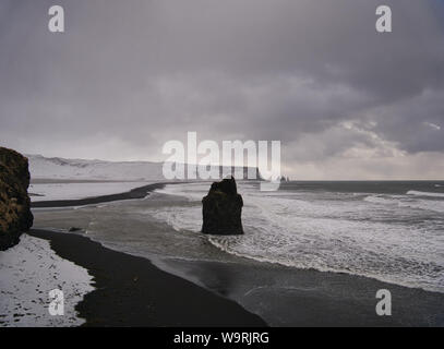 Der schwarze Strand in Island mit Felsen im Meer. Foto von März Stockfoto