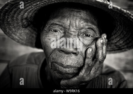 Alte wunderschöne Frau mit traditionellen Hut in Anakao, Madagaskar. Aufgrund einer politischen Krise in Madagaskar gehört zu den ärmsten Ländern der Welt Stockfoto